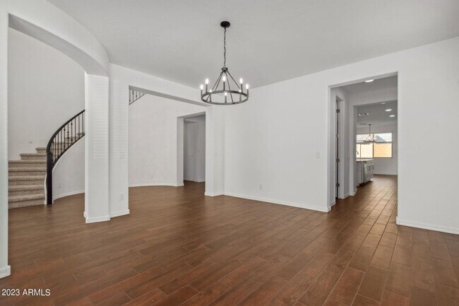 Building Photo - Breathtaking 5 bedroom home in Surprise!