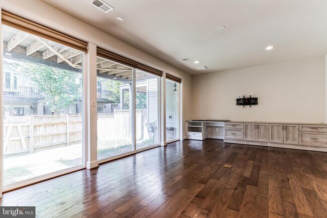 Building Photo - 42301 Ashmead Ter
