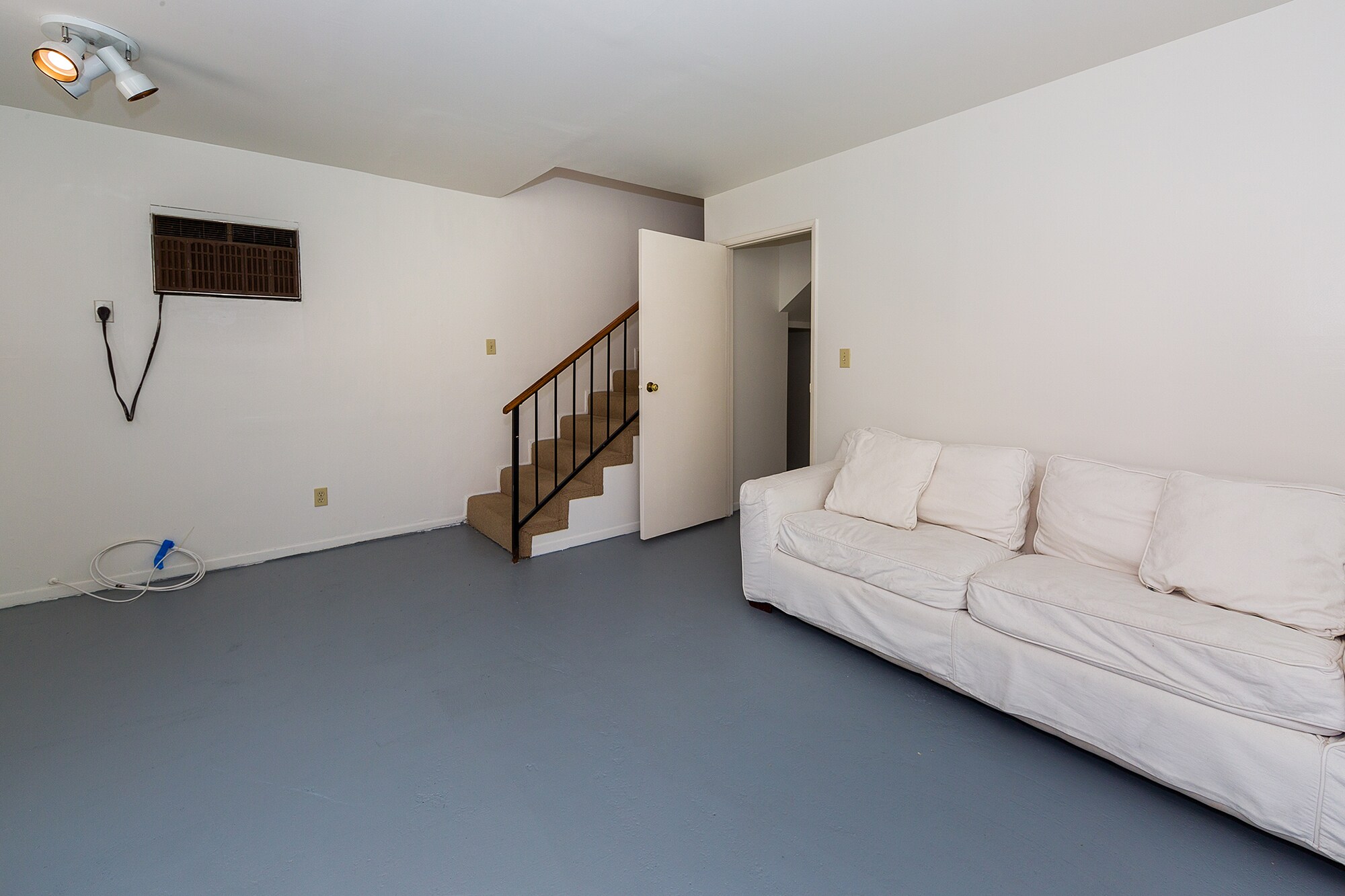 Building Photo - 1135 Crest S Dr