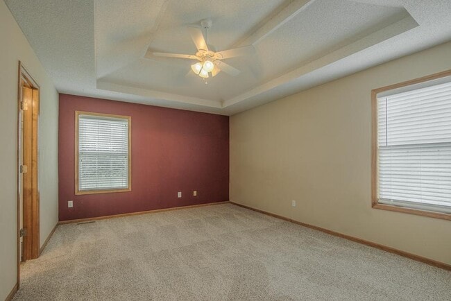 Building Photo - 612 NE Topaz Dr