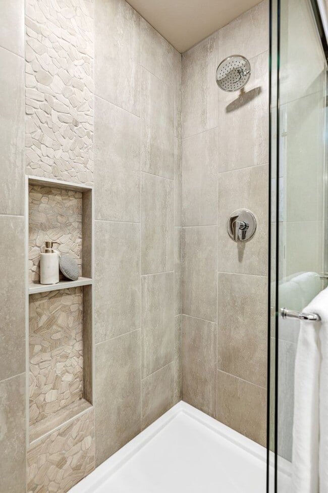 Building Photo - 3 Bed | 3.5 Bathroom | 1626 Sq Ft | $3,450
