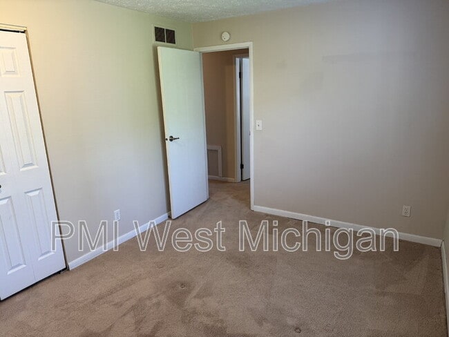 Building Photo - 5864 Shaw St