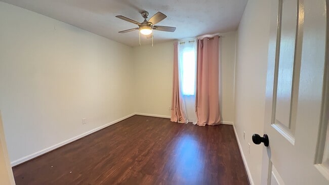 Building Photo - Spacious 4-Bedroom Cul-de-Sac Home with Fenced Yard!