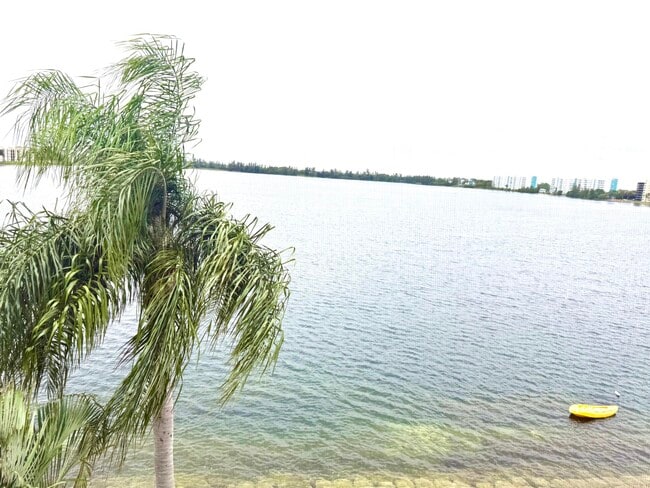 Building Photo - 111 Lake Emerald Dr