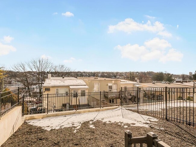 Building Photo - 322 Edwards Pl