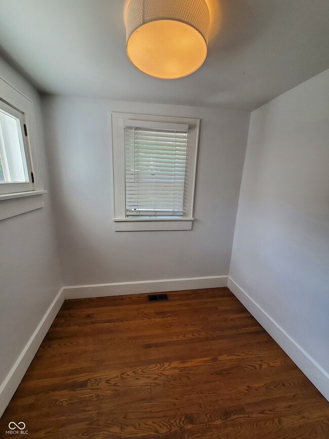 Building Photo - 404 N Riley Ave