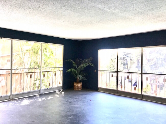 Building Photo - 702 Cavanagh Rd