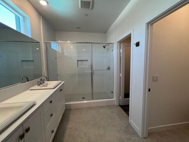 Building Photo - Beautiful furnished 4 bedroom Townhouse!