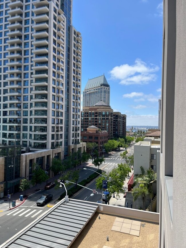 Building Photo - Experience upscale living in Downtown San Diego with great views. This is a must see!