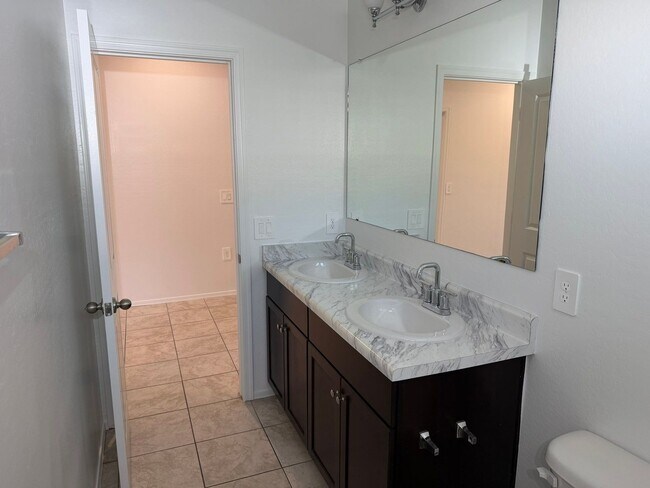 Building Photo - 9427 E Alfalfa Dr
