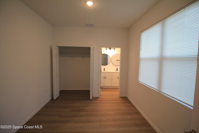 Building Photo - 432 Garvey Dr SW