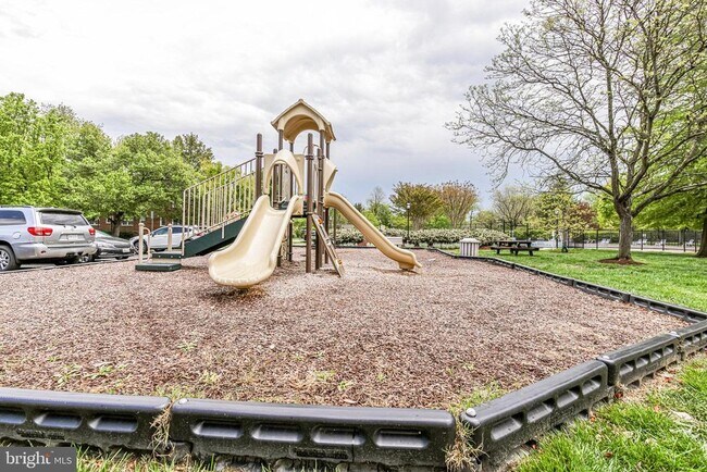Building Photo - 6622 Boulevard View