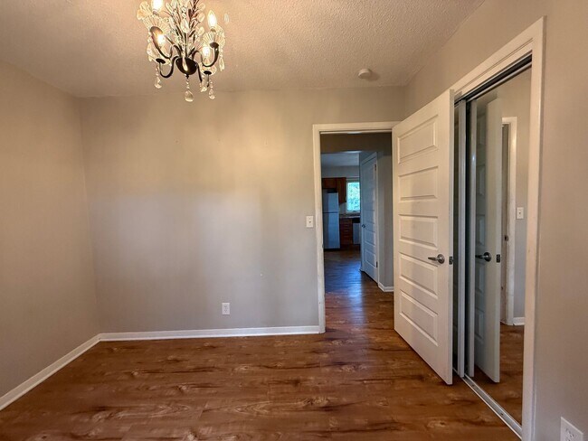 Building Photo - Charming 3 Bed, 1 Bath Home in Quiet Bette...
