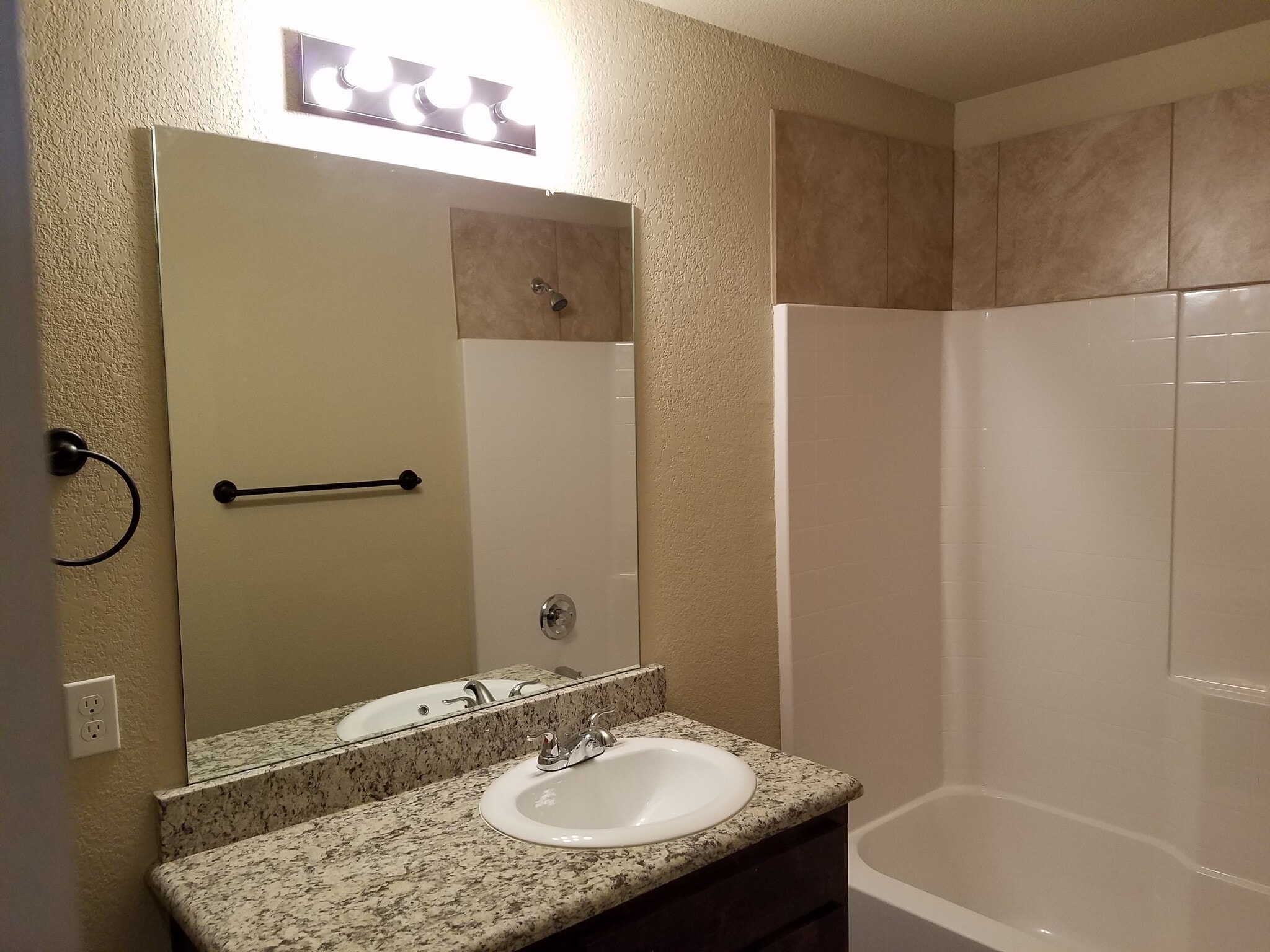 Building Photo - 105 Crossfire Ct