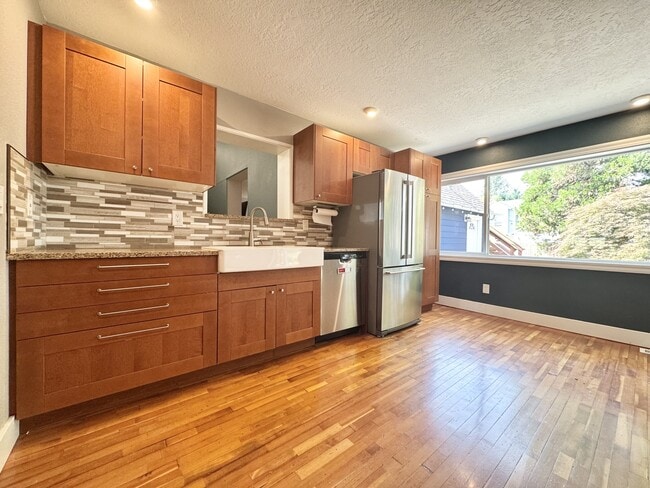 Building Photo - 6543 SE Borwick St