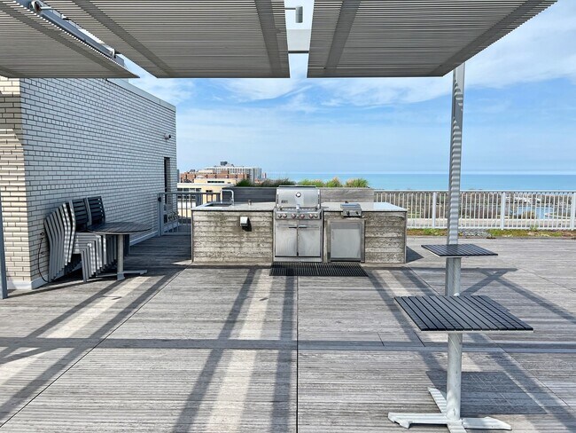 Building Photo - 3900 N Lake Shore Dr