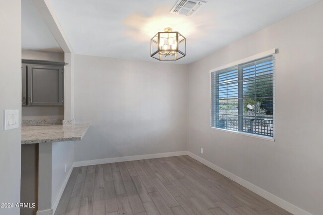 Building Photo - 607 E Encanto Dr