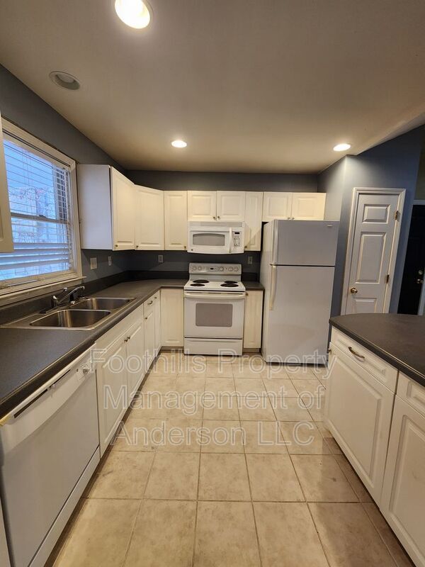 Building Photo - 102 Circle Dr