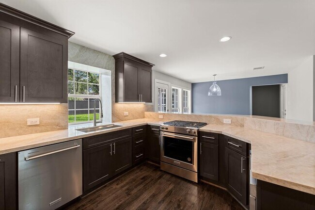 Building Photo - 5521 Lincrest Ln