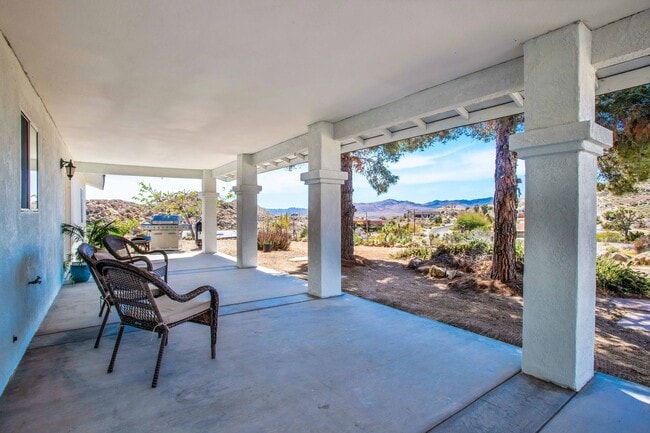 Building Photo - Western Hills Estate home/ 3 bedroom/ 2 ba...