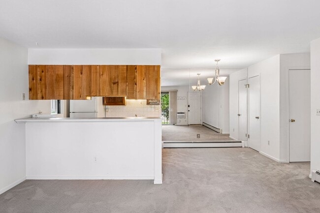 Building Photo - 695 Manhattan Dr