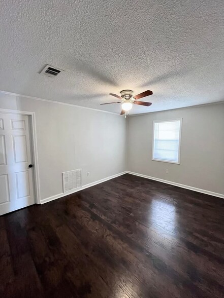 Building Photo - 207 Lake Dr