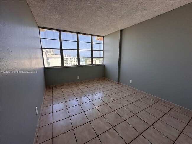 Building Photo - 2025 NE 164th St