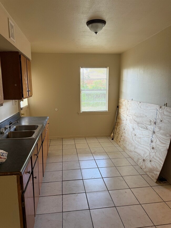 Building Photo - 1617 Leigh Dr