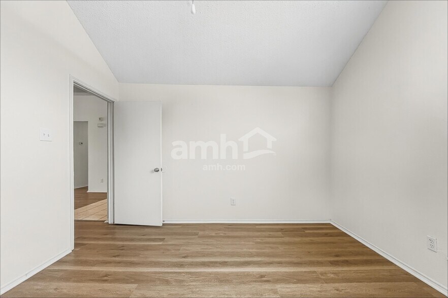 Building Photo - 413 Bretts Way