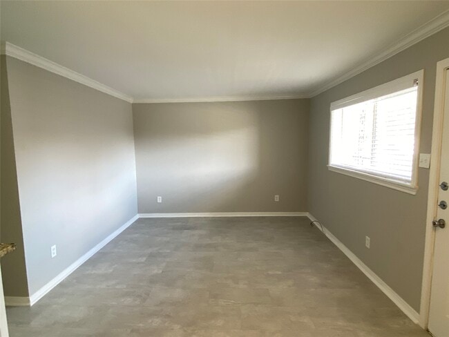 Building Photo - 211 W 17th St