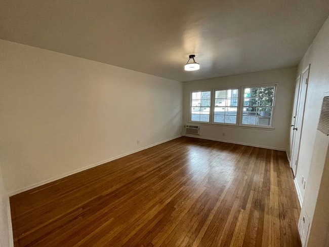 Building Photo - 1124 Glenville Dr