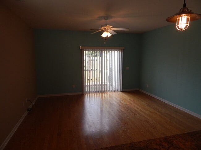 Building Photo - End Unit 3 Bedroom/3 Bath in Saylor's Watch. Trash included!