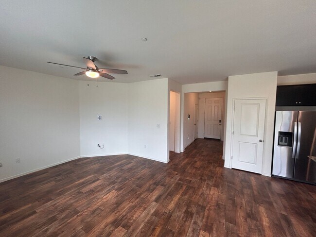 Building Photo - Don't miss this out 3 bedroom 2 bath with solar in Hanford!