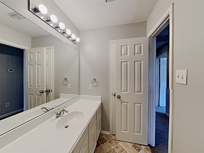 Building Photo - 9003 Cypress Square Dr