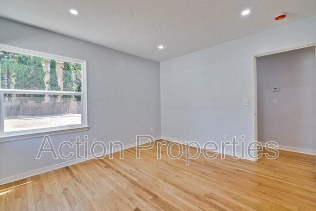 Building Photo - 152 S Bayview Ave