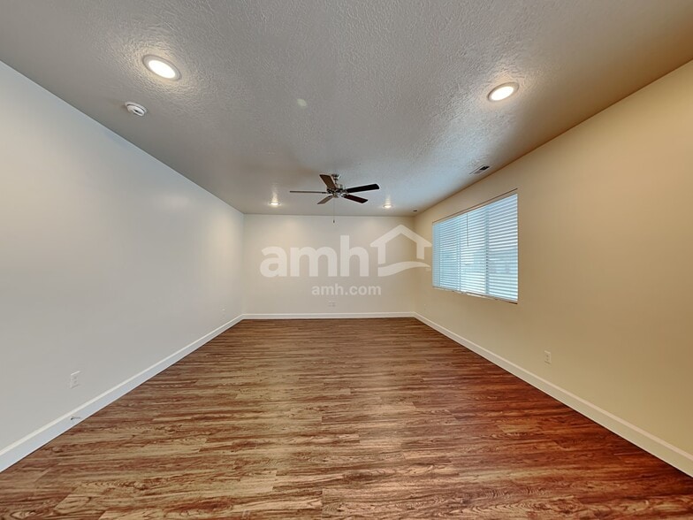 Building Photo - 301 N Gibbons Ln