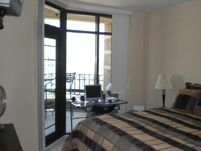 Building Photo - 500 W Harbor Dr