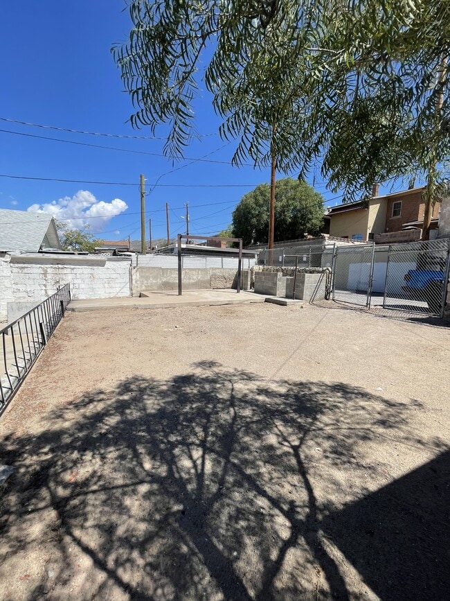 Building Photo - 1518 Lawton Dr