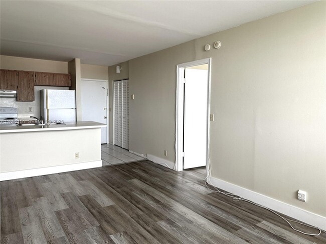 Building Photo - 2501 Riverside Dr