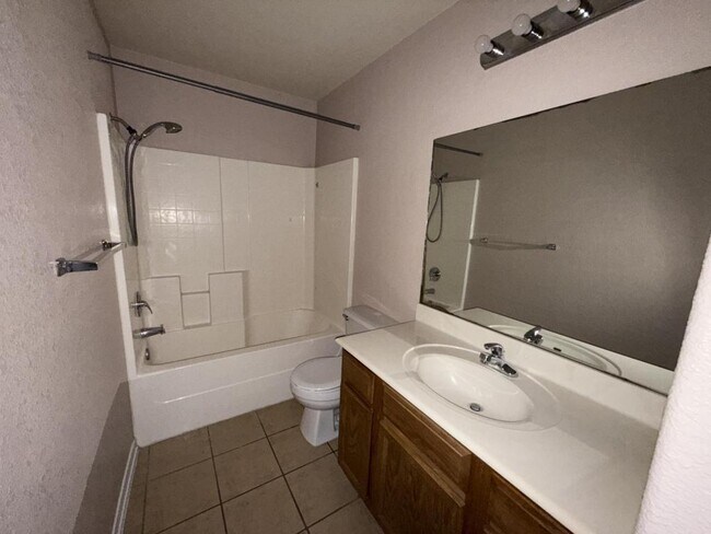 Building Photo - 1907 Charleston, Apt B