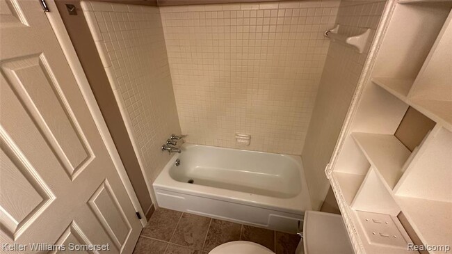 Building Photo - 685 E Fox Hills Dr