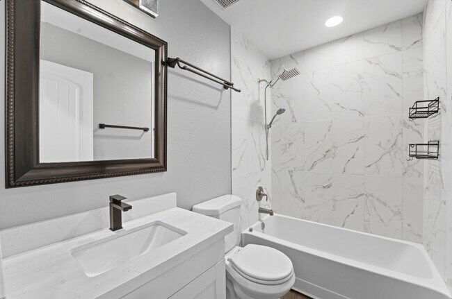 Building Photo - Beautiful Glendale Home With Pool!