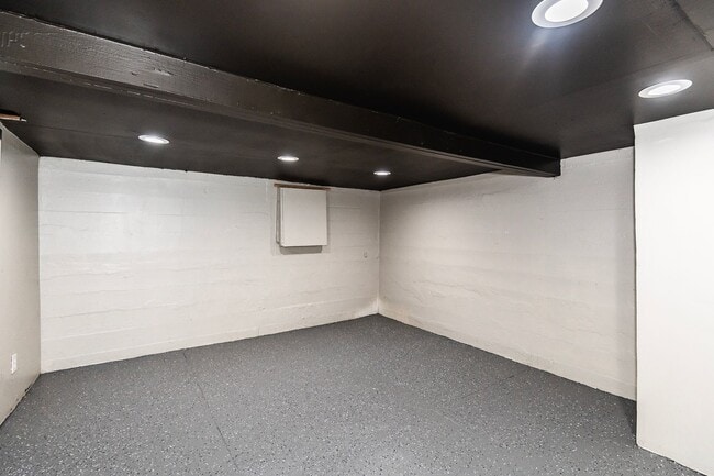Building Photo - Beautiful Renovated 2 Bed 1 Bath Home