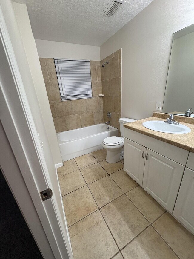 Building Photo - "Spacious 4-Bedroom Home with 2 Full Baths in Prime Tampa Location – 1,560 Sq. Ft. of Comfort!"