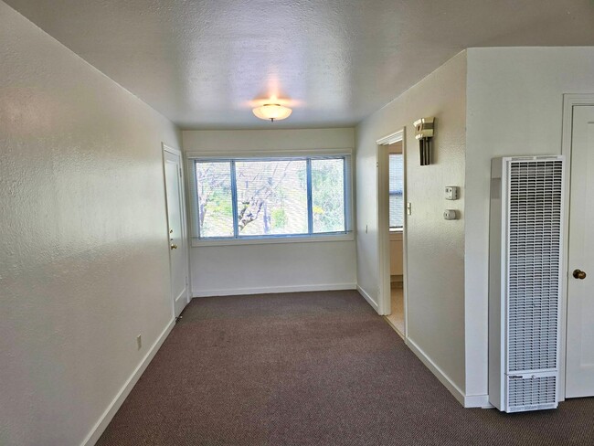 Building Photo - Upstairs apartment in downtown Santa Rosa!