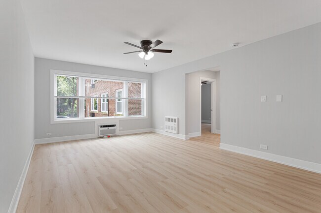 Building Photo - 7634 N Eastlake Terrace