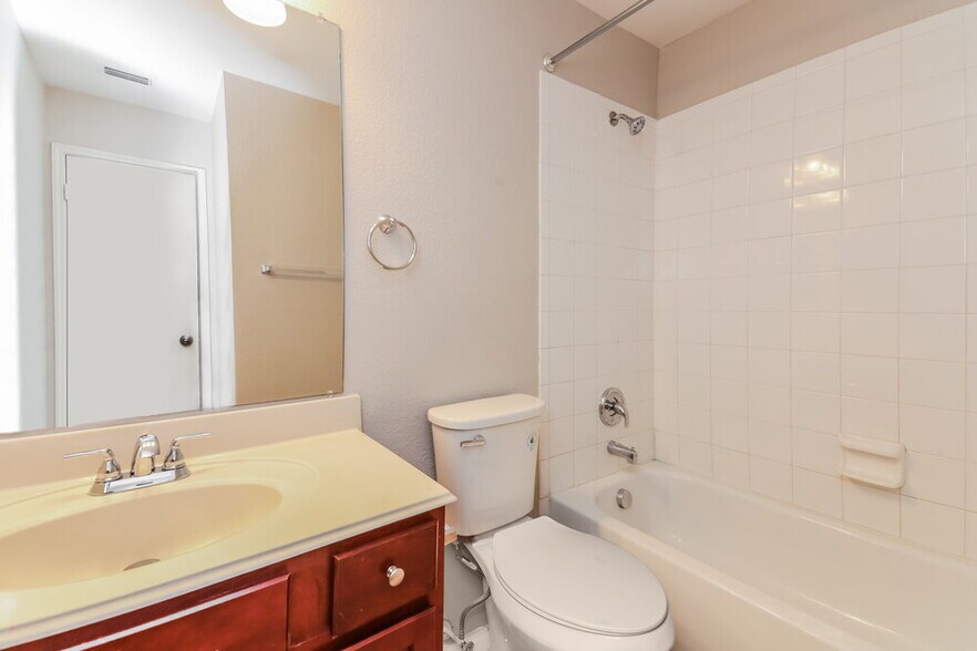 Building Photo - 2026 Gardenia Dr