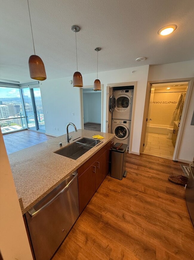 Building Photo - Luxury High-Floor 2BR/2BA Condo with Ocean...