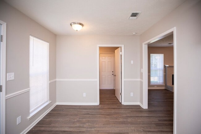 Building Photo - ** 3 Bed 2 Bath located off Wares Ferry rd...