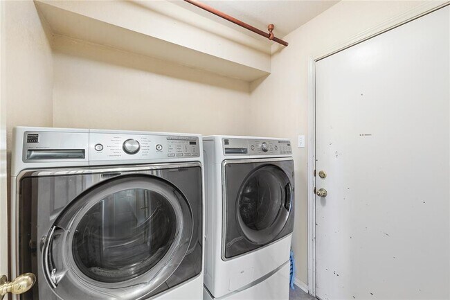 Building Photo - 910 Kirtomy Loop